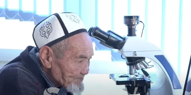 88-летний житель Оша завершает обучение на фармацевта и планирует продолжить образование