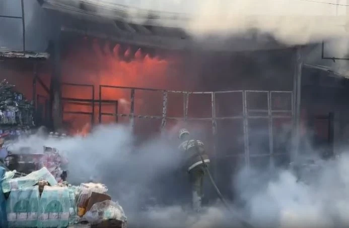На рынке Джалал-Абада произошёл крупный пожар