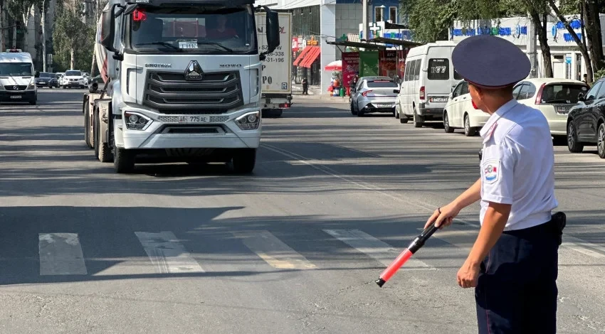 В Бишкеке проводят рейды по большегрузам