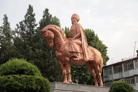 Обновленный памятник Курманжан датке перенесли в центр Оша