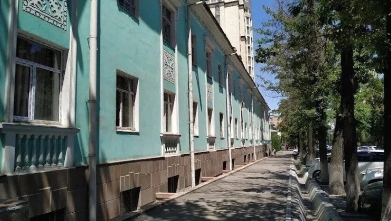 Студенты выступили против сноса здания музыкального училища имени М. Куренкеева в Бишкеке
