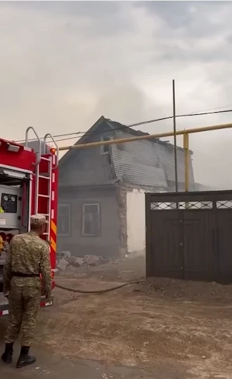 В Бишкеке молния ударила в дом в районе «Кудайбергена»