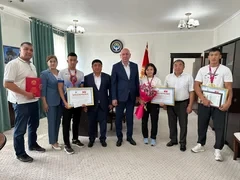 Айбек Шаменов наградил чемпионов Азии из Баткенской области