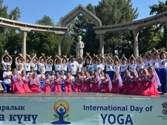В Бишкеке отметили 11-й международный день йоги