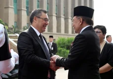 Состоялась официальная церемония встречи Садыра Жапарова с премьером Малайзии