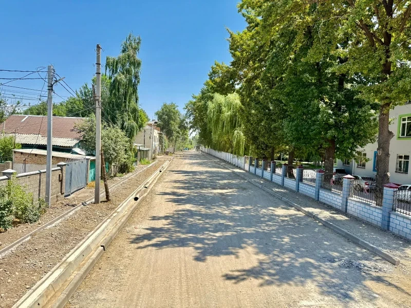 В Бишкеке продолжается капитальный ремонт дорог и тротуаров