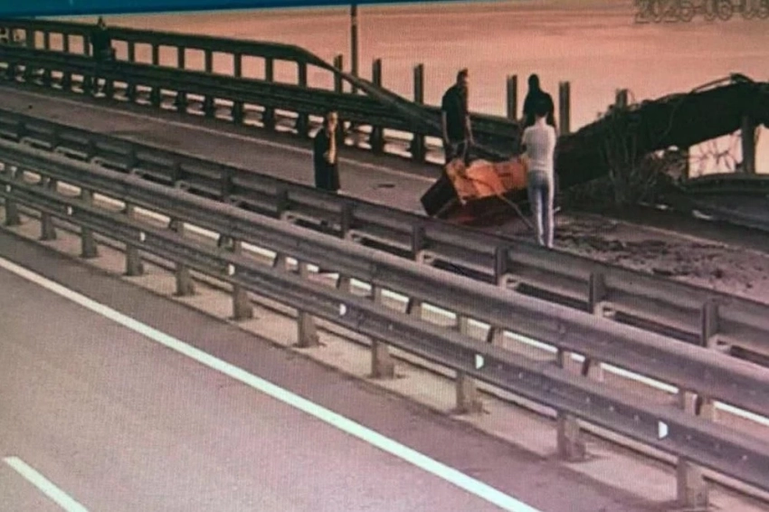 СБУ утверждает, что провела подводный подрыв опор Крымского моста