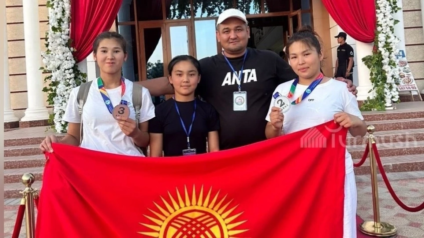 Ошские спортсменки стали медалистками чемпионата мира по борьбе на поясах