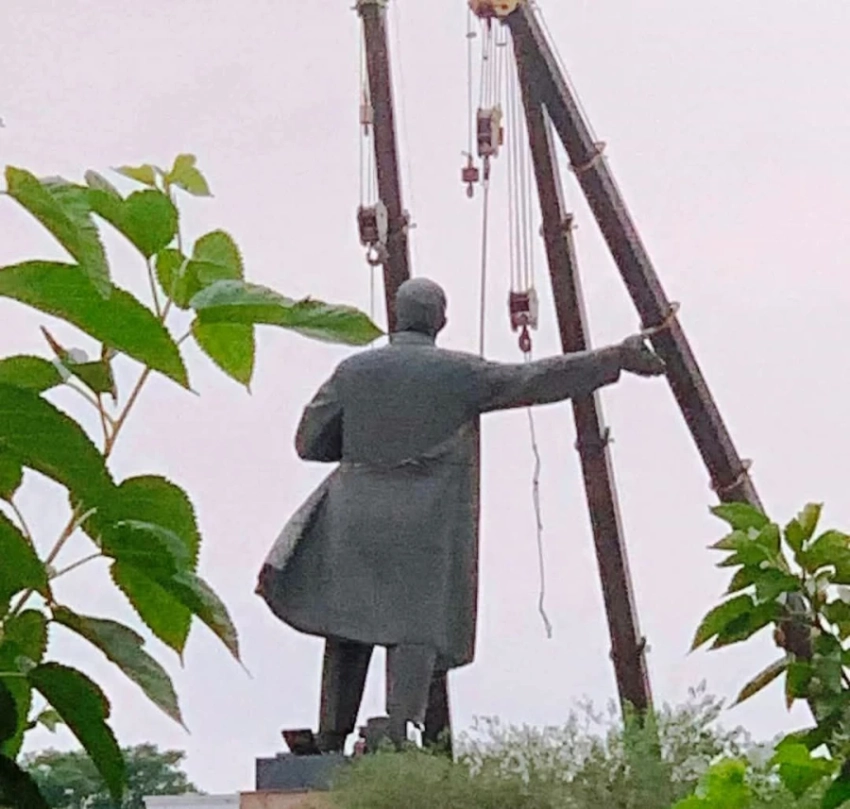 Снос памятника Ленину в Оше. Причастных требуют привлечь к ответственности