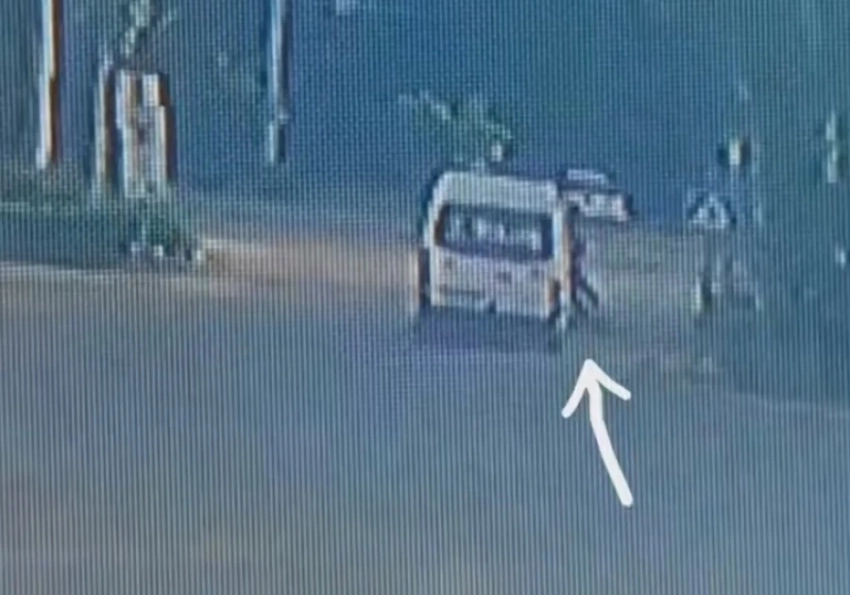 Самокатчик попал в больницу после столкновения с бусиком в Бишкеке 