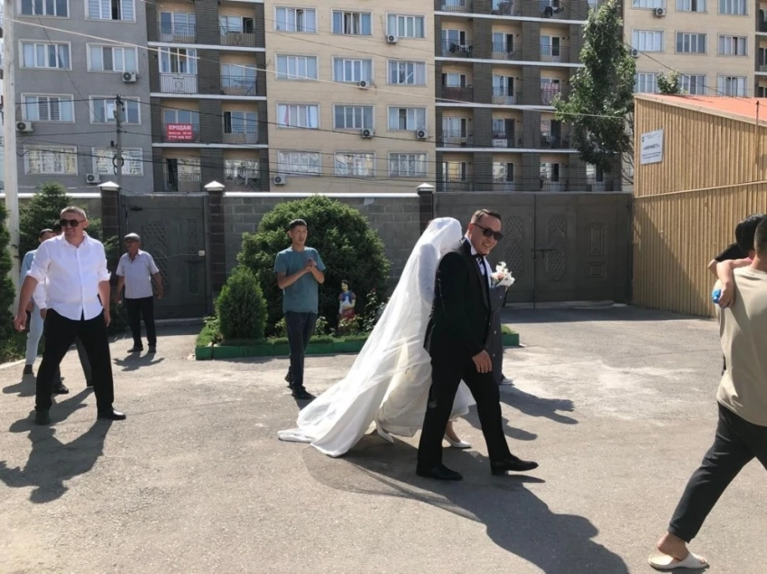 В Бишкеке молодожёны устроили праздник детям вместо пышной свадьбы