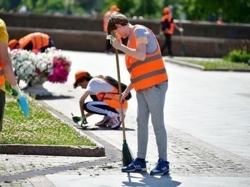 Сколько часов в день подростки могут работать летом, напомнили в Минтруда