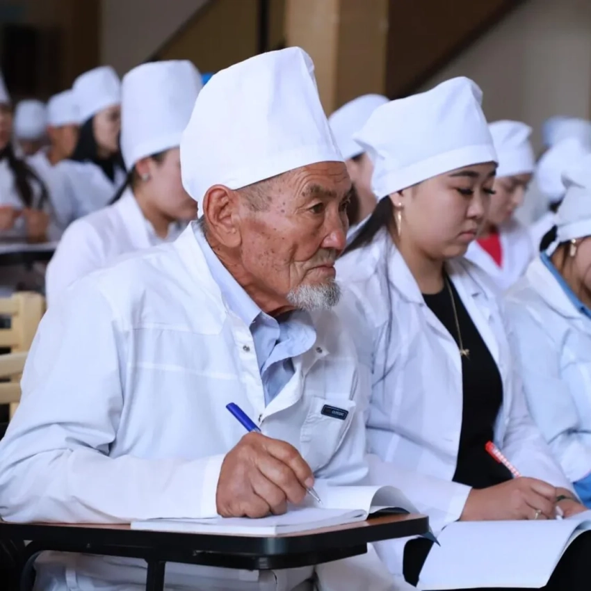 88-летний житель Оша завершает обучение на фармацевта и планирует продолжить образование