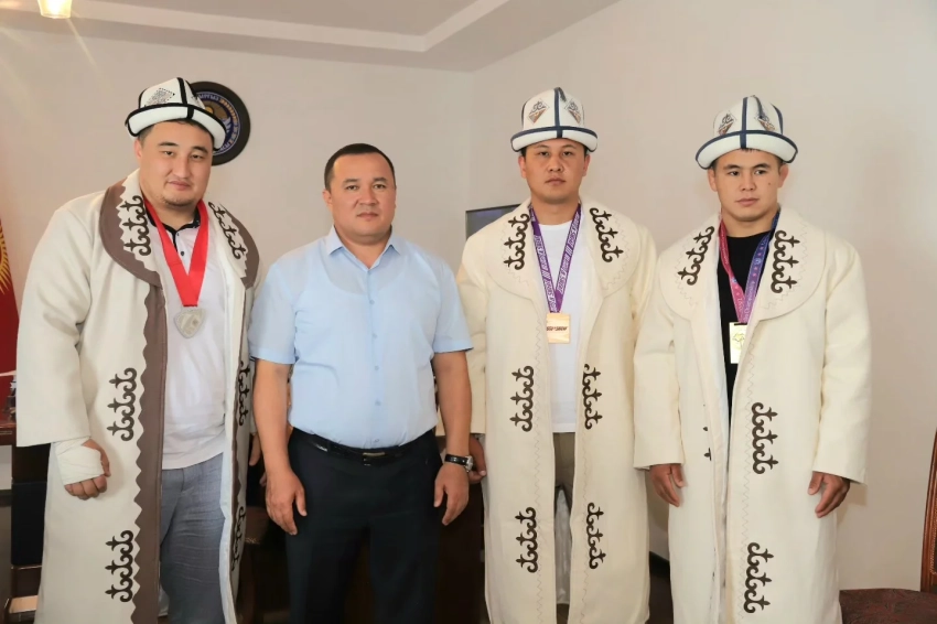 Мэр Джалал-Абада поздравил призеров международных турниров по самбо и грэпплингу