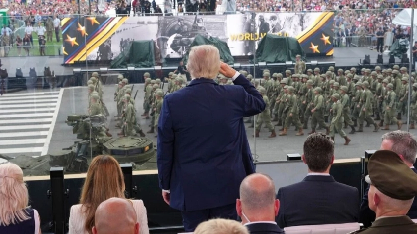 Трамп принял военный парад на фоне массовых протестов в США