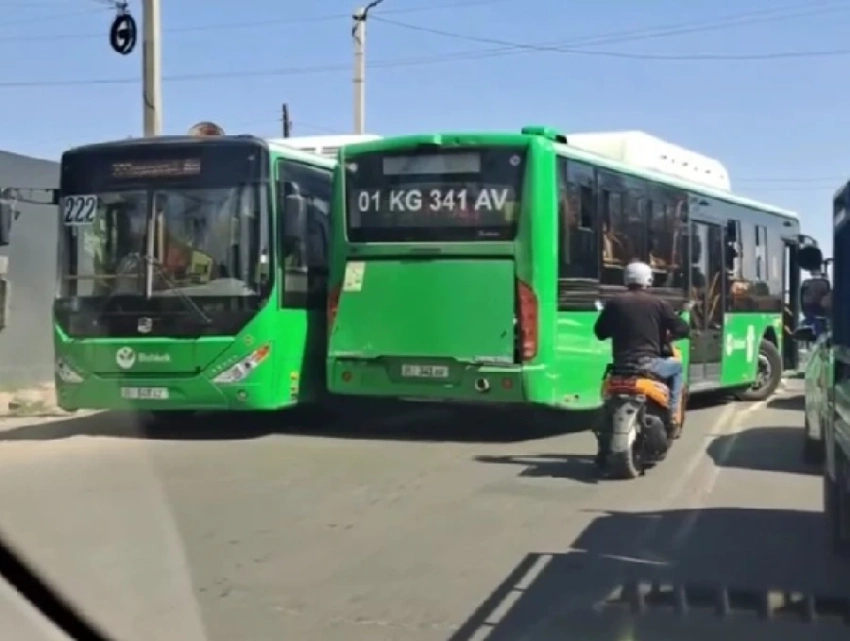 ДТП с участием двух автобусов произошло в Бишкеке 