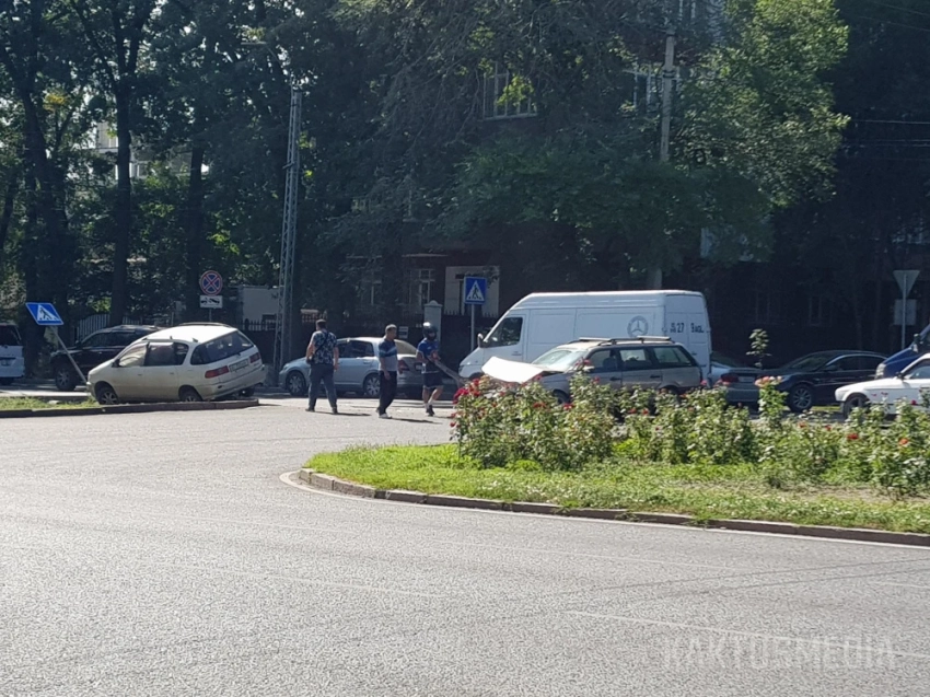 Машина выехала с дороги во время ДТП в Бишкеке (фото)