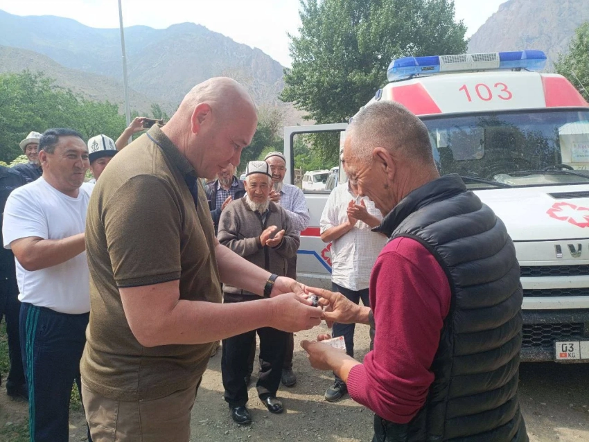 Жителям села Зардалы подарили машину скорой помощи
