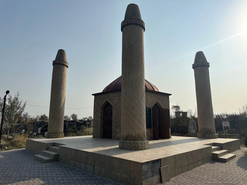 В Оше отреставрируют усыпальницу Алимбека и Курманжан датки