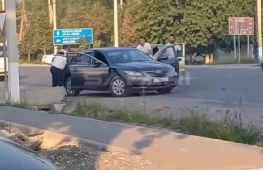 В Базар-Коргоне парни устроили на дороге разборки с применением оружия (видео)