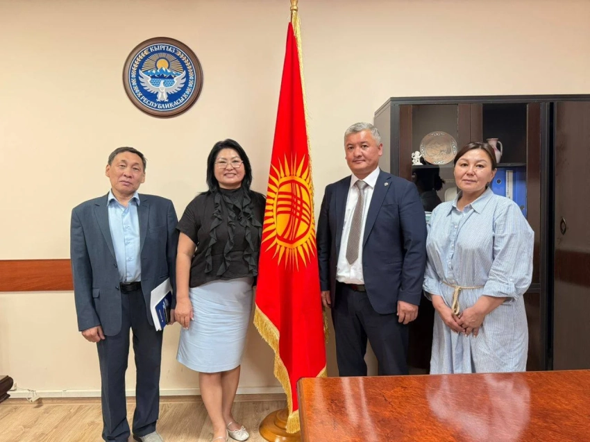 Минтруда и «Альянс Женщин Кыргызстана» подписали меморандум о защите трудовых мигрантов