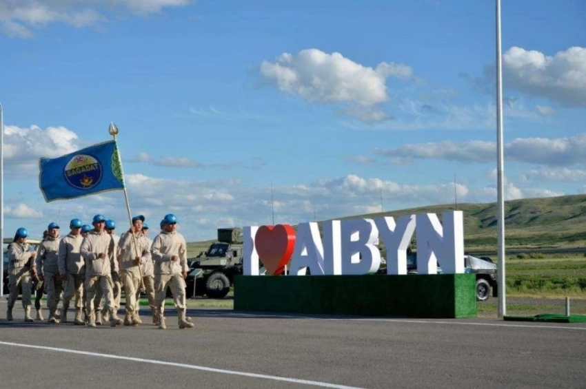 Кыргызстанцы участвуют в военно-спортивном сборе молодежи в Актюбинске