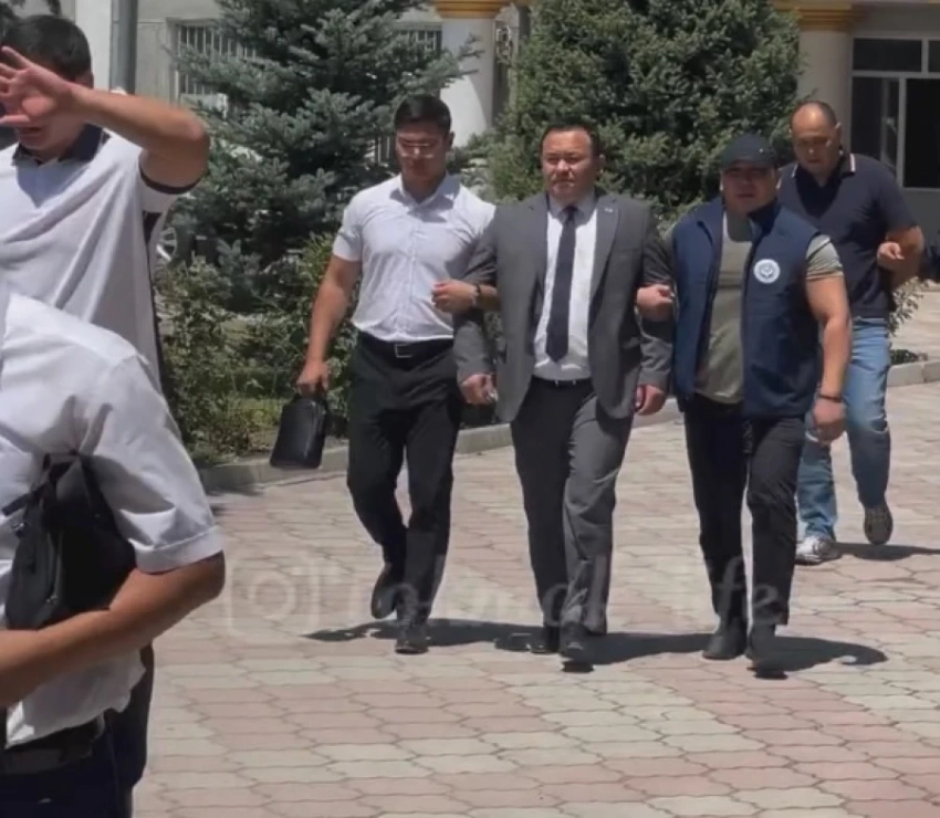 Мэра Токмака задержали прямо во время совещания