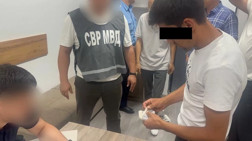 В Оше задержали подозреваемого, который пытался дать взятку сотруднику милиции