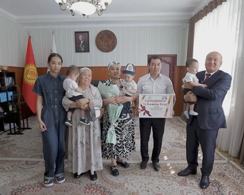 Мэр Оша подарил квартиру еще одной семье с тройняшками