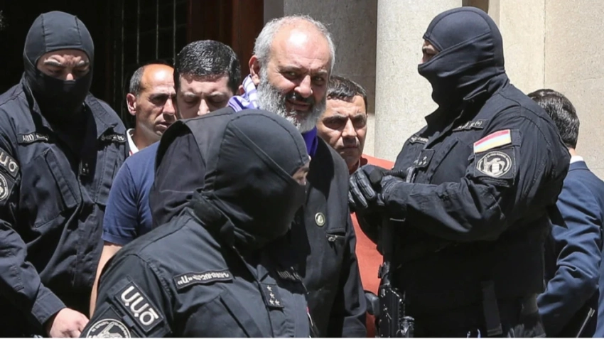 В Армении задержали 14 человек по делу о захвате власти, в том числе архиепископа Баграта Галстаняна