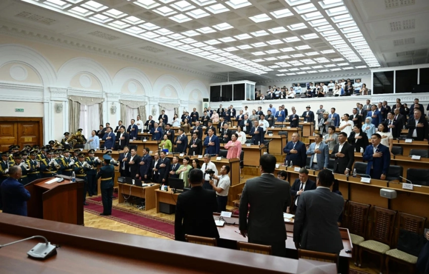 Депутаты Жогорку Кенеша ушли на каникулы до сентября