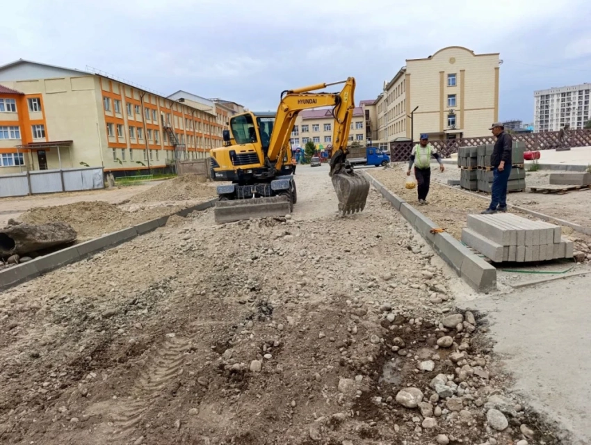 К Центру охраны материнства и детства обустраивают заезд (фото)