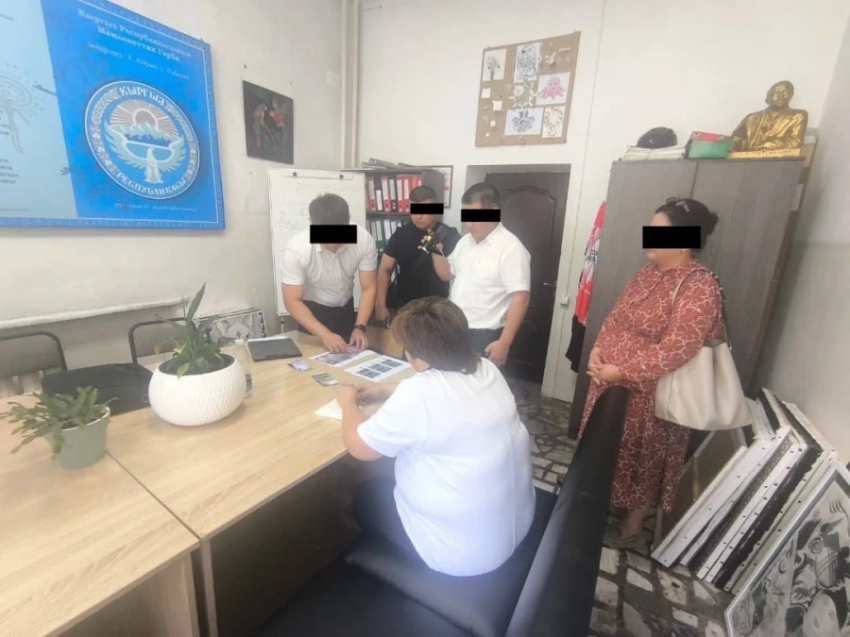 Завкафедрой и педагог одного из колледжей Бишкека задержаны за взятку