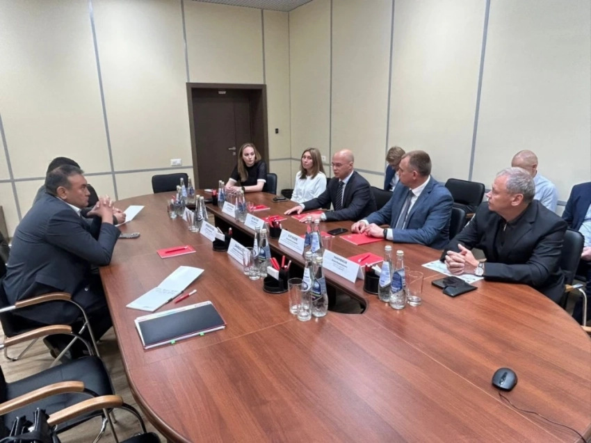 Замглавы МИД КР Алмаз Имангазиев посетил ММЦ "Сахарово"