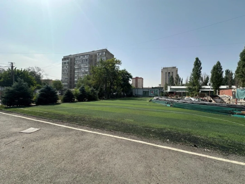 В Бишкеке демонтировали футбольное поле