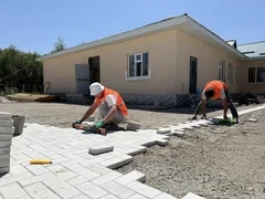 Орунтаев ознакомился с ходом строительства новой школы в Ак-Суйском районе