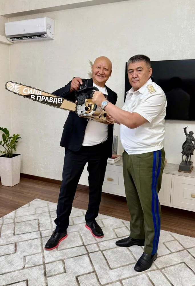 Женишбек Назаралиев вручил Камчыбеку Ташиеву "бензопилу от коррупции"