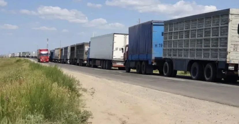 «Усложни и заплати»: перевозчики обвинили Минфин Казахстана в создании платного хаоса на границе