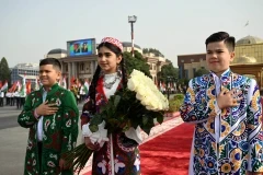 Рахмон, лимузин и 500 артистов. Как Садыра Жапарова встретили в Душанбе 