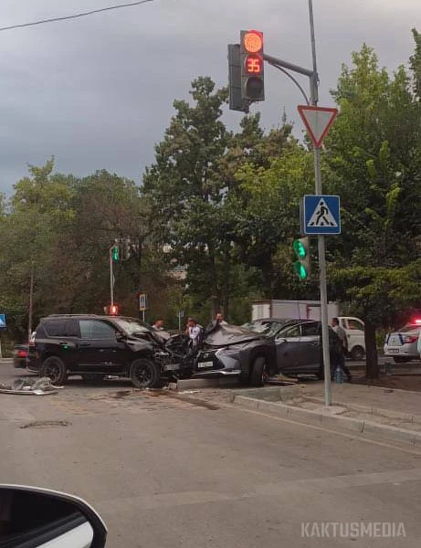 В Бишкеке два внедорожника столкнулись лоб в лоб