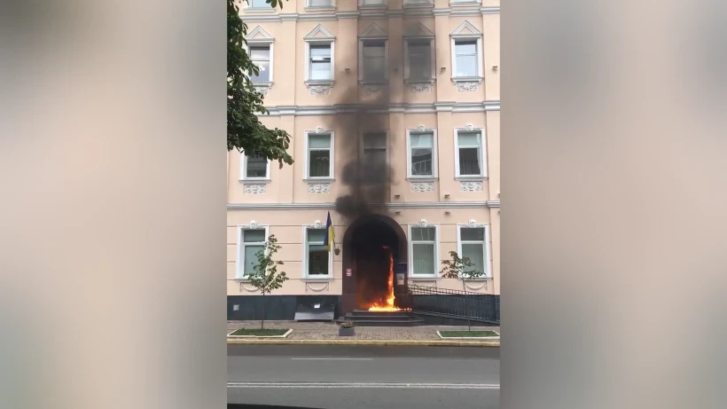 В здание Дома министерств в Астане неизвестный бросил зажигательную смесь