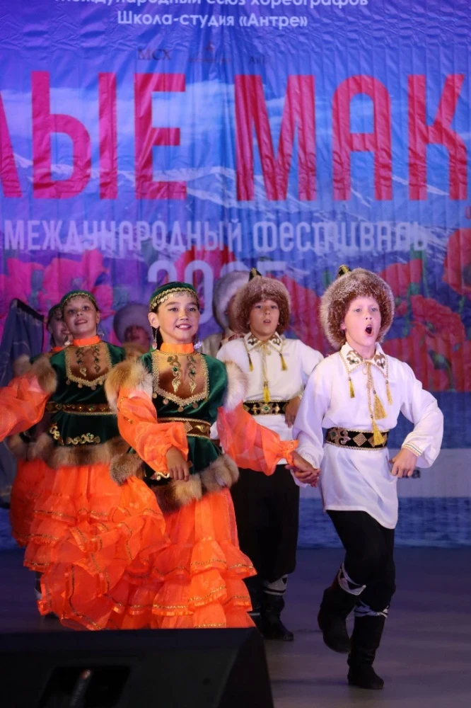 На Иссык-Куле прошел IV Международный фестиваль "Алые маки"