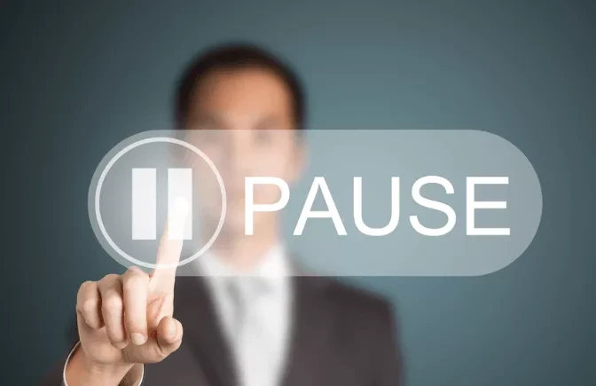 Паузы отчаяния: почему привычка думать прежде, чем говорить, так нервирует