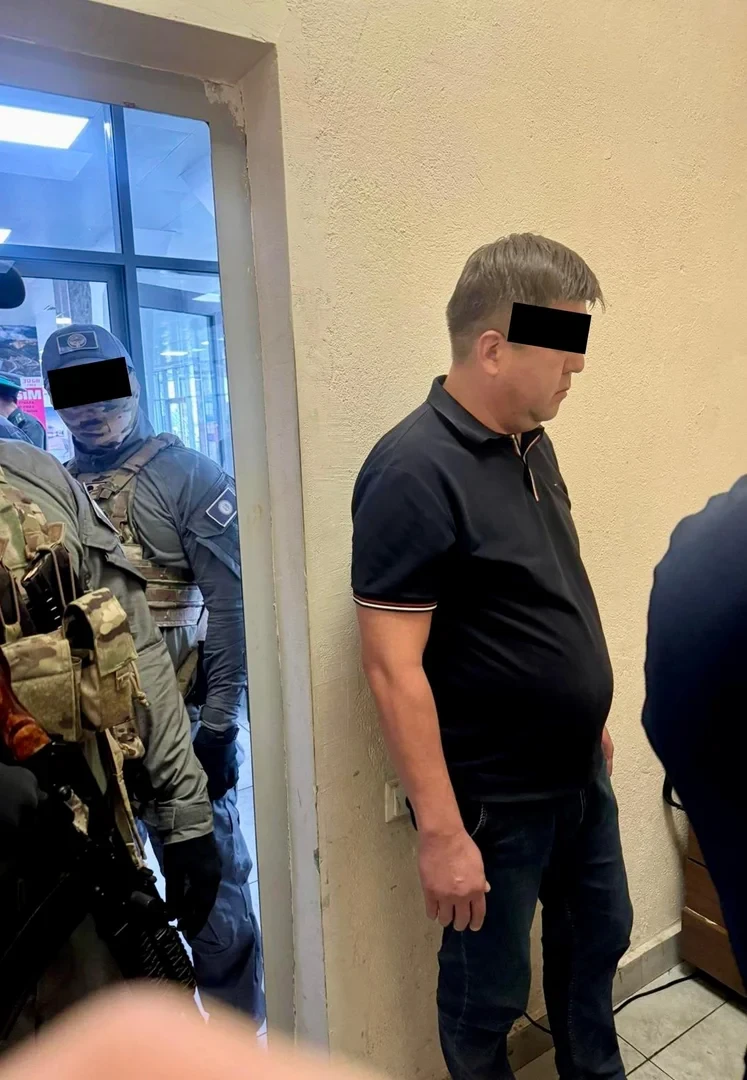Главный инспектор Счетной палаты КР вымогал взятку у главы диппредставительства