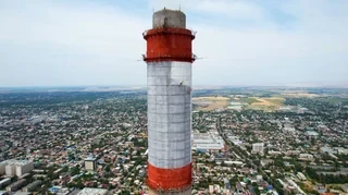 На ТЭЦ Бишкека началась покраска трубы высотой 300 метров