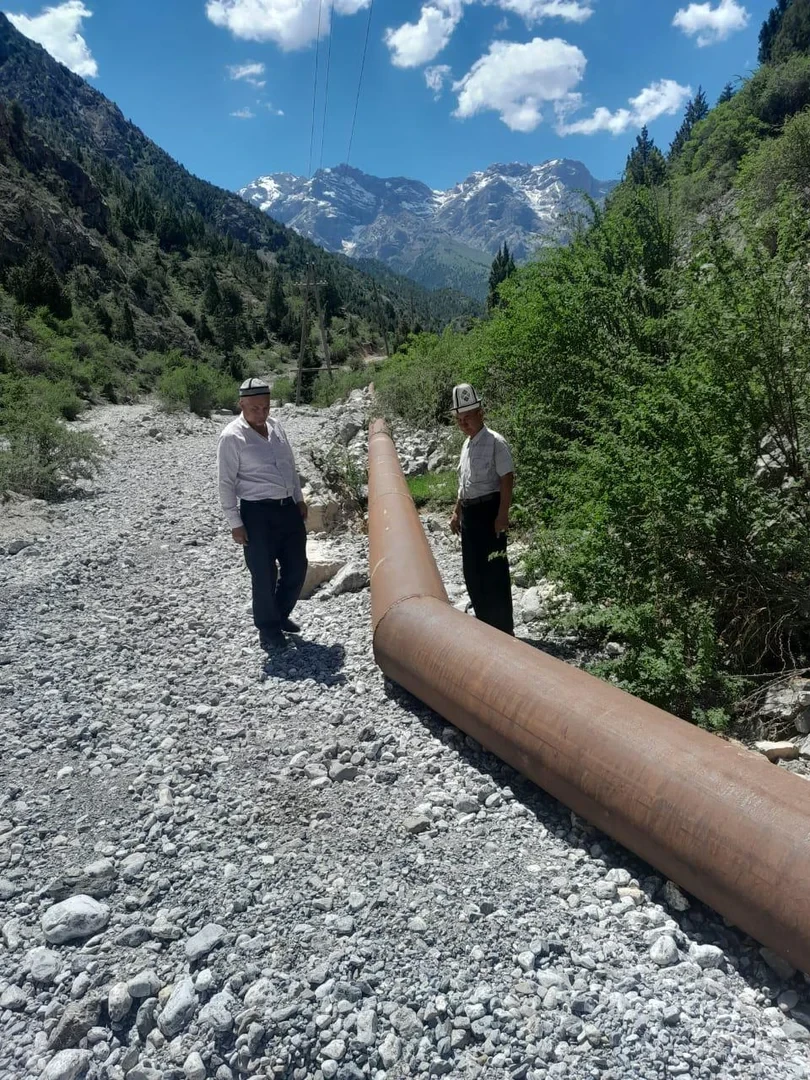 В Баткенском районе продолжается реконструкция ирригационного канала Кара-Кол