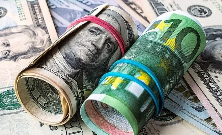 Сом укрепился к основным валютам – курс валют на выходные