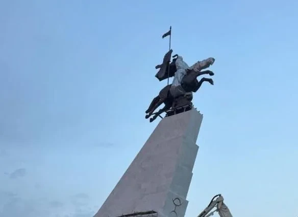 На площади Ала-Тоо установили обновленный памятник Манасу