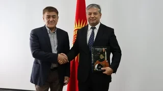 Готов вдохновлять молодежь. Салижан Шарипов встретился с главой Минтруда КР