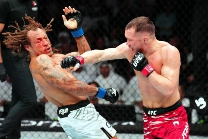 Петр Ян одержал третью победу подряд на турнире UFC в Абу-Даби